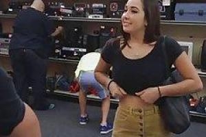 Много болтает, а потом трахается